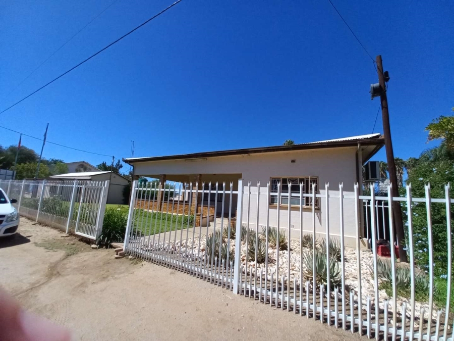 6 Bedroom Property for Sale in Kanoneiland Northern Cape